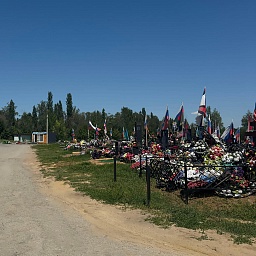 Уборка могил на кладбище в Липецке — уход за захоронением, фото